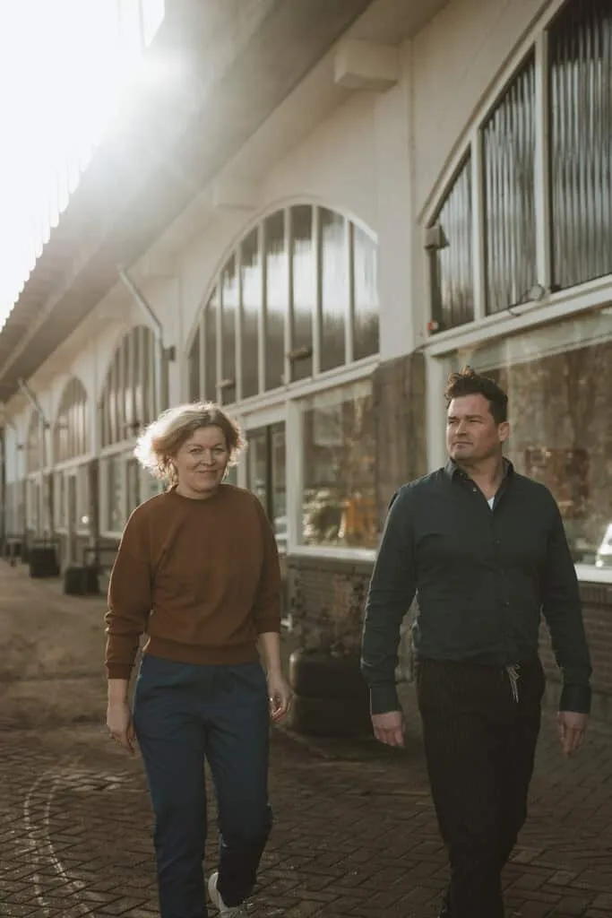 De gezichten achter Studio Biek wandelen buiten, inspiratie opdoend voor het creëren van toekomstbestendige interieurs.