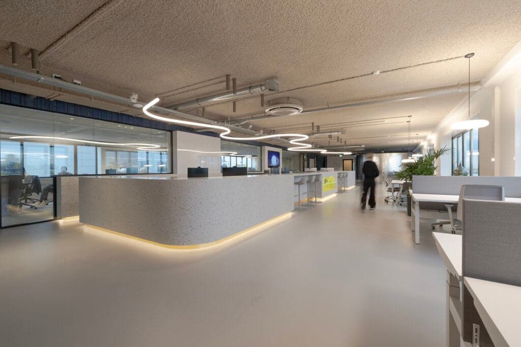 Interieurontwerp voor de open workspace in het hybride kantoor van Count Energy, gerealiseerd door interieurarchitect Gemert.