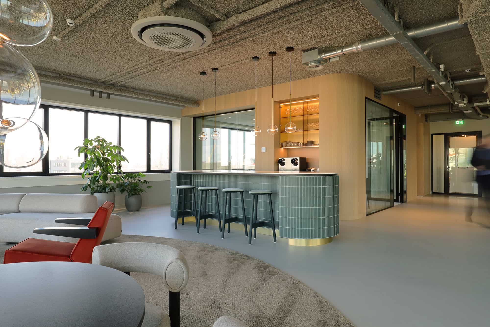 Luxe interieurontwerp voor high-end coffeebar en lounge in de directievleugel van Count Energy door interieurarchitect Rotterdam.