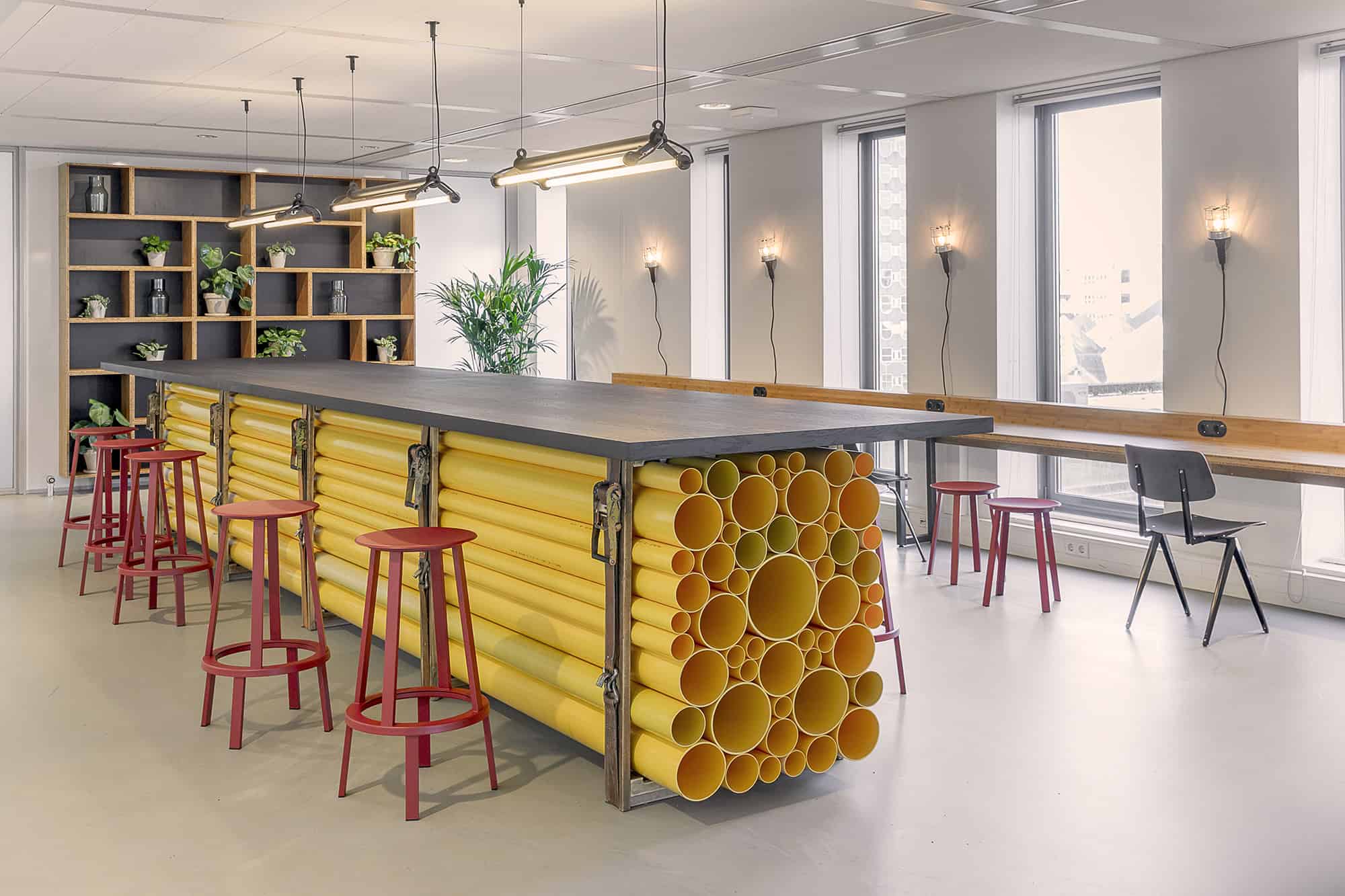 Bartafel van hergebruikte gasbuizen in Werkcafé Stedin, een duurzaam ontwerp van interieurarchitect Rotterdam.