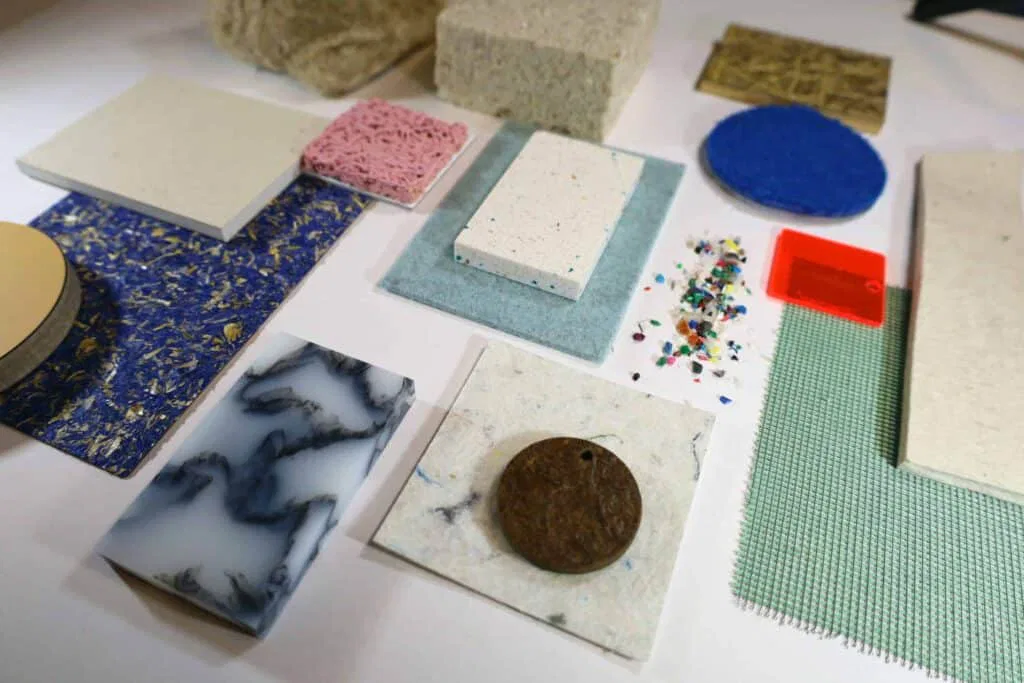 Moodboard met een selectie duurzame materiaalstalen, waaronder gerecycled plastic en vilt, voor een uniek interieurontwerp in Deurne.