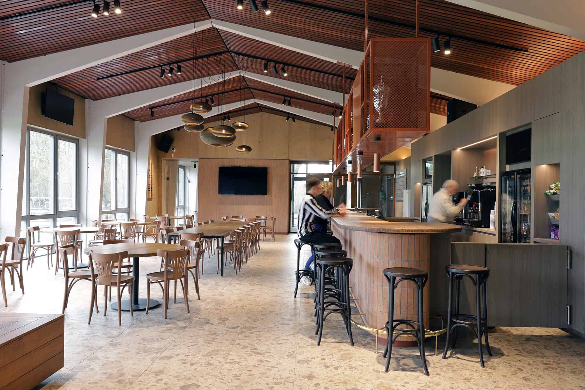 sport kantine clubgebouw bar met meubilair voetbalclub interieur in Rotterdam bij Steeds Hooger